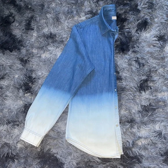 Uniqlo ombré (two-toned) denim shirt - Picture 3 of 4